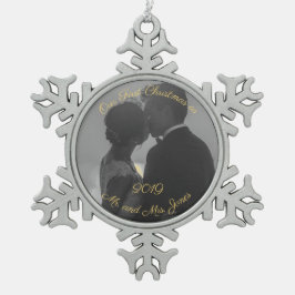 Personalisiertes Erstes Weihnachten als Verheirate Schneeflocken Zinn-Ornament