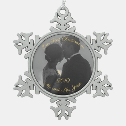 Personalisiertes Erstes Weihnachten als Verheirate Schneeflocken Zinn-Ornament (Vorderseite)