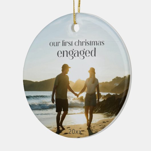 Personalisiertes Erstes Weihnachten Verlobtes Paar Keramik Ornament (Links)