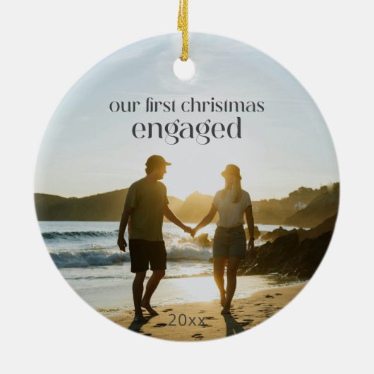 Personalisiertes Erstes Weihnachten Verlobtes Paar Keramik Ornament (Hinten)