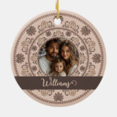 Personalisiertes Familienportrait Warme Neutrals M Keramik Ornament (Hinten)