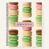 Personalisiertes, farbenfroh gestapeltes Macaron-M Notizblock (Vorderseite)