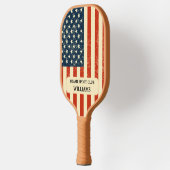 Personalisiertes Feuerwehrmonogramm mit dünner rot Pickleball Schläger (Links)