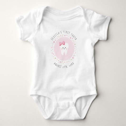 Personalisiertes First Tooth Baby Meilensteine Out Baby Strampler (Vorderseite)