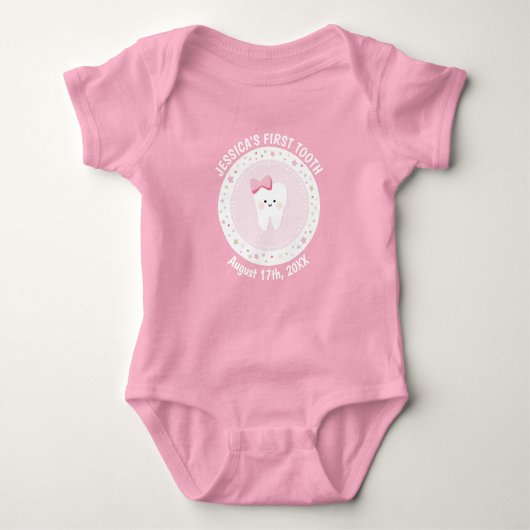 Personalisiertes First Tooth Baby Meilensteine Out Baby Strampler (Vorderseite)