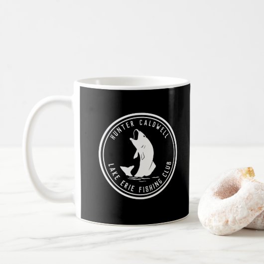 Personalisiertes Fischemblem schwarz und w Kaffeetasse (Mit Donut)
