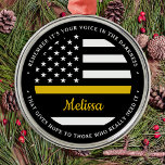 Personalisiertes Flag 911 der dünnen Goldlinie Ornament Aus Metall<br><div class="desc">Der goldene Klebstoff, der alles zusammenhält. Personalisiertes dünne Gold Line Ornament für 911 Dispatcher und Polizeidienstmitarbeiter. Personalisieren Sie dieses Dispatcher-Ornament mit Namen und Jahr. Dieses personalisierte Dispatcher Geschenk ist perfekt für polizeiliche Dispatcher Wertschätzung, 911 Dispatcher Dankeschön Geschenke, Dispatcher Ruhestand Geschenke oder Gastgeschenke. Bestellen Sie diese Schmuckstücke für die Polizei oder...</div>