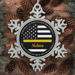 Personalisiertes Flag 911 der dünnen Goldlinie Schneeflocken Zinn-Ornament<br><div class="desc">Der goldene Klebstoff, der alles zusammenhält. Personalisiertes dünne Gold Line Ornament für 911 Dispatcher und Polizeidienstmitarbeiter. Personalisieren Sie dieses Dispatcher-Ornament mit Namen und Jahr. Dieses personalisierte Dispatcher Geschenk ist perfekt für polizeiliche Dispatcher Wertschätzung, 911 Dispatcher Dankeschön Geschenke, Dispatcher Ruhestand Geschenke oder Gastgeschenke. Bestellen Sie diese Schmuckstücke für die Polizei oder...</div>