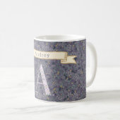 Personalisiertes florales Monogramm A lila mit ein Kaffeetasse (VorderseiteRechts)