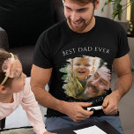 Personalisiertes Foto Bester Vater je T - Shirt<br><div class="desc">Entdecken Sie das ultimative Keepake-Geschenk für stolze neue Väter! Unser "Best Vater Ever" Hemd wird als herzliche Erinnerung an dieses besondere erste Jahr dienen. Mit einem gebürsteten Foto und personalisierten Details ist es ideal zum Geburtstag, Weihnachten oder einfach nur weil. Außerdem kann sein vielseitiges Design für jedes Familienmitglied und jeden...</div>