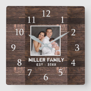 Personalisiertes Foto Braunes Holz Familienname Quadratische Wanduhr