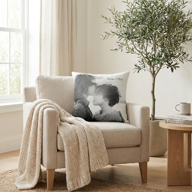 Personalisiertes Foto Elegante Skriptanfang Text Kissen (Von Creator hochgeladen)