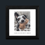 Personalisiertes Foto Erinnerungskiste<br><div class="desc">Ein liebenswerter Hund Foto-Sake-Box mit einem Hund mit seinem Lieblingsspielzeug und der Beschriftung: "Unser guter Junge" mit dem Namen Ihres Hundes. Passen Sie auf Jungen oder Mädchen auf.</div>