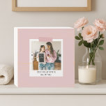 Personalisiertes Foto für die beste Mama Rosa Holzkisten Schild<br><div class="desc">"Feiern Sie Mama mit einem schönen Sake, den sie stolz darstellen kann. Dieses personalisierte Holzkastenschild mit pastellrosa Hintergrund, einem eigens gestalteten, herzförmigen Foto und der süßen Botschaft "Die beste Mama je". Ob zum Muttertag, zum Geburtstag, oder nur weil dieses zeitlose Stück jedem Regal, Schreibtisch oder Wand Liebe und Wärme verleiht."...</div>