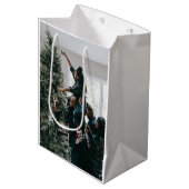 Personalisiertes Foto für moderne Weihnachtsfamili Mittlere Geschenktüte (Vorderseite Schrägansicht)