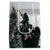 Personalisiertes Foto für moderne Weihnachtsfamili Mittlere Geschenktüte (Rückseite)