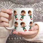 Personalisiertes Foto Gesicht Weihnachten Elf Kind Kaffeetasse<br><div class="desc">Ersetzen Sie das Gesicht dieses Elfs durch Ihr Lieblings-Foto (stellen Sie sicher, dass Sie möglichst viel ins Gesicht schneiden und verwenden Sie eine App, um den Hintergrund zu entfernen) und personalisieren Sie diese lustige Weihnachts-Weihnachtskaffee-Tasse mit Ihrem Kind, Ehemann oder Freund darauf! Auch eine lustige und einzigartige Überraschung für Oma und...</div>
