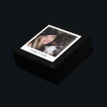 Personalisiertes Foto-Haltecaster Erinnerungskiste<br><div class="desc">Ein personalisiertes Foto aus lackiertem Sake. Fügen Sie ein Foto eines Kindes,  einer Familie,  eines Haustieres oder eines jeden Menschen,  den Sie Liebe,  zu diesem Pfeiler oder dieser Geschenkboxen hinzu. Keramik Kacheldeckel. Ersetzen Sie das Beispiel-Foto durch Ihr eigenes Foto.</div>