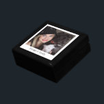 Personalisiertes Foto-Haltecaster Erinnerungskiste<br><div class="desc">Ein personalisiertes Foto aus lackiertem Sake. Fügen Sie ein Foto eines Kindes,  einer Familie,  eines Haustieres oder eines jeden Menschen,  den Sie Liebe,  zu diesem Pfeiler oder dieser Geschenkboxen hinzu. Keramik Kacheldeckel. Ersetzen Sie das Beispiel-Foto durch Ihr eigenes Foto.</div>