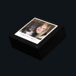 Personalisiertes Foto-Haltecaster Erinnerungskiste<br><div class="desc">Ein personalisiertes Foto aus lackiertem Sake. Fügen Sie ein Foto eines Kindes,  einer Familie,  eines Haustieres oder eines jeden Menschen,  den Sie Liebe,  zu diesem Pfeiler oder dieser Geschenkboxen hinzu. Keramik Kacheldeckel. Ersetzen Sie das Beispiel-Foto durch Ihr eigenes Foto.</div>