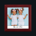 Personalisiertes Foto Holz Foto Schmuck Keepake Bo Erinnerungskiste<br><div class="desc">Ein bezaubernder personalisierter Sake. Fügen Sie ein Foto eines jeden,  einer Familie,  eines Begleiters oder eines jeden,  den Sie Liebe,  zu diesem Pfeiler oder dieser Geschenkboxen hinzu. Keramik Kacheldeckel. Man kann es auch als gerahmte Wandfliese bekommen.</div>