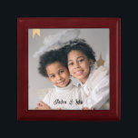 Personalisiertes Foto Holz Foto Schmuck Keepake Bo Erinnerungskiste<br><div class="desc">Ein bezaubernder personalisierter Sake. Fügen Sie ein Foto eines jeden,  einer Familie,  eines Begleiters oder eines jeden,  den Sie Liebe,  zu diesem Pfeiler oder dieser Geschenkboxen hinzu. Keramik Kacheldeckel. Man kann es auch als gerahmte Wandfliese bekommen.</div>