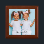 Personalisiertes Foto Holz Twins Foto Box Erinnerungskiste<br><div class="desc">Eine personalisierte Sake-Box mit einem Foto Zwillinge. Fügen Sie ein Foto eines jeden,  einer Familie,  eines Begleiters oder eines jeden,  den Sie Liebe,  zu diesem Pfeiler oder dieser Geschenkboxen hinzu. Keramik Kacheldeckel. Man kann es auch als gerahmte Wandfliese bekommen.</div>