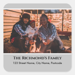 Personalisiertes Foto in Grau-Rahmen mit Adresse Quadratischer Aufkleber