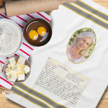 Personalisiertes Foto Mermorial Rezept Keepake Geschirrtuch<br><div class="desc">Dieses Küchentuch hat einen eleganten ovalen Raum,  um ein Foto und ein Rezept-Bild mit Streifen auf jedem Ende hinzuzufügen. Die perfekte Art,  sich ein gepflegtes Rezept zu merken und ein geliebtes zu ehren.</div>