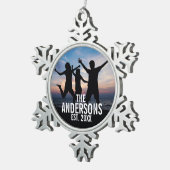 Personalisiertes Foto mit Familienname Schneeflocken Zinn-Ornament (Rechts)