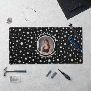 Personalisiertes Foto mit Perlenkreis auf Schwarz Schreibtischunterlage