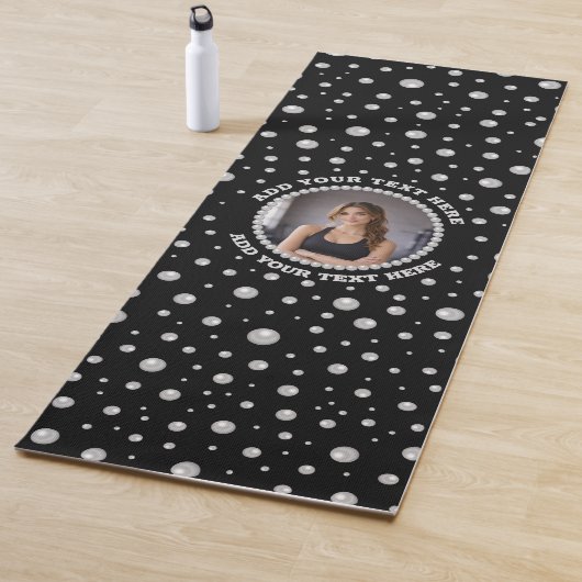 Personalisiertes Foto mit Perlenkreis auf Schwarz Yogamatte (Beispiel)