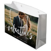 Personalisiertes Foto Modernes Erstes Valentinstag Große Geschenktüte (Rückseite Schrägansicht)