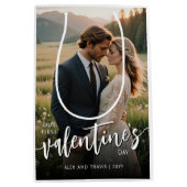 Personalisiertes Foto Modernes Erstes Valentinstag Mittlere Geschenktüte (Vorderseite)