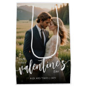 Personalisiertes Foto Modernes Erstes Valentinstag Mittlere Geschenktüte (Rückseite)