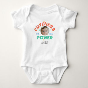 Personalisiertes Foto & Name „Süßsein ist meine Ma Baby Strampler