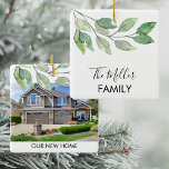 Personalisiertes Foto Neue Zuhause Keramikornament<br><div class="desc">Dieses personalisierte neue Zuhause-Ornament ist mit Aquarellgrün und stilvoller Schrift-Typografie dekoriert. Einfach anpassbar mit Foto und Namen. Macht ein großartiges Geschenk für die Hauswärmung. Original Wasserfarbe © Michele Davies.</div>