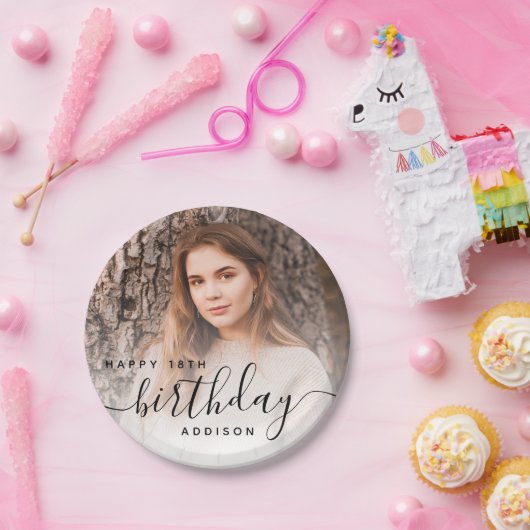 Personalisiertes Foto Schwarze Schrift 18. Geburts Pappteller (Party)