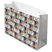Personalisiertes Foto und Name Geburtswrap Große Geschenktüte (Rückseite Schrägansicht)