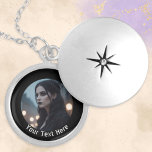 Personalisiertes Foto und Text mit Emo Black Medaillon<br><div class="desc">Eine stilvolle Halskette,  um mit Ihrem eigenen Foto und Text zu personalisieren. Ihr gewähltes Foto erscheint in einem runden schwarzen Rahmen,  mit Ihrem Text in einem coolen Schriftart. Dieser zeitgenössische Schmuck passt hervorragend zu einem gotischen,  emo- oder rockartigen Stil und ist ein ideales Geschenk.</div>