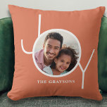 Personalisiertes Foto Weihnachtsfest Kissen<br><div class="desc">Dieses stilvolle Weihnachts-Foto Kissen ist mit dem Wort JOY in schlicht weißer Typografie auf Terrakotta-Hintergrund dekoriert. Einfach mit Ihrem Foto und Namen anpassbar.</div>