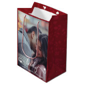 Personalisiertes Foto zum Valentinstag Mittlere Geschenktüte (Vorderseite Schrägansicht)