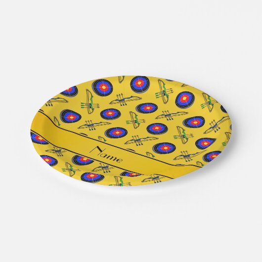 Personalisiertes gelbes Namensbogenschießen Pappteller (Schrägansicht)