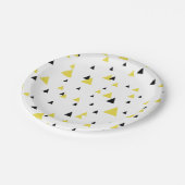 Personalisiertes gelbes und schwarzes geometrische pappteller (Schrägansicht)