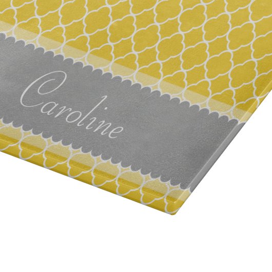 Personalisiertes gelbes weißes graues Quatrefoil Schneidebrett (Ecke)