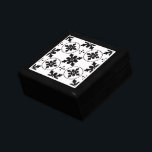 Personalisiertes geometrisches Muster Schwarz-weiß Erinnerungskiste<br><div class="desc">Ein stilvoller,  moderner geometrischer Quatrefolienschmuck mit schwarz-weißem Muster oder Sake-Holzofen mit einem stilvollen,  modernen dekorativen Kacheldeckel aus Keramik. Fügen Sie Ihre Initialen hinzu.</div>