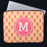 Personalisiertes geometrisches Rosa-Rosa-Monogramm Laptopschutzhülle<br><div class="desc">Dieser mit Monogramm Laptop-Ärmel zeichnet sich durch ein einzigartiges geometrisches Muster in den Farbtönen Rosa aus. Personalisieren Sie es, indem Sie den Platzhalter-Text ersetzen. Für weitere Optionen, wie zum Beispiel den Schriftart zu ändern und seine Größe, klicken Sie auf die Schaltfläche "Anpassen". *Bitte beachten Sie, dass das Zazzle-Wasserzeichen, das in...</div>