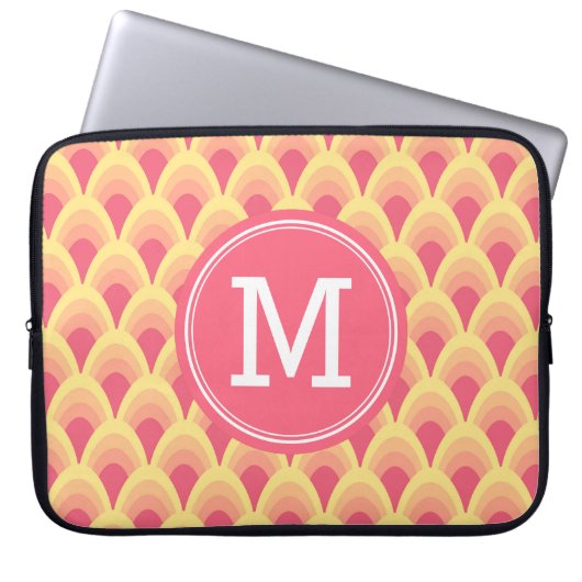 Personalisiertes geometrisches Rosa-Rosa-Monogramm Laptopschutzhülle (Vorderseite)