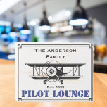 Personalisiertes Geschenk, Coole Flugzeuglounge Holzkisten Schild<br><div class="desc">Name der Familie, Flugzeug mit Est. Datum und Text 'PILOT LOUNGE', Personalisiertes Holzkastenzeichen. Das Design enthält ein einfaches, minimalistisches Zeichen, das eine schwarze Kontur an der Grenze, Familienname, ein Bild eines zweistufigen Flugzeugs, ein feststehendes Datum und den Text "PILOT LOUNGE" enthält. Perfektes Geschenk für das Pilotenbüro. Haben Sie ein anderes...</div>