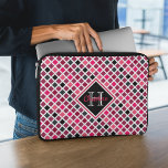 Personalisiertes Girly Pink Glitzer Geometrisches  Laptopschutzhülle<br><div class="desc">Dieser personalisierte,  gürtelförmige Laptop-Ärmel weist farbenfrohe geometrische Muster (Quadrate) in Rosa,  lila Glitzer,  Schwarz und Weiß auf. Große Monogramm und Name im hübschen Skript-Schriftart sind in der Mitte in passenden Farbtönen gerahmt.</div>
